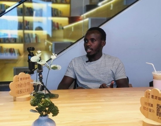 來自肯尼亞的北京交通大學(xué)留學(xué)生卡里烏在北京接受采訪（8月10日攝）。新華社記者 王小鵬 攝