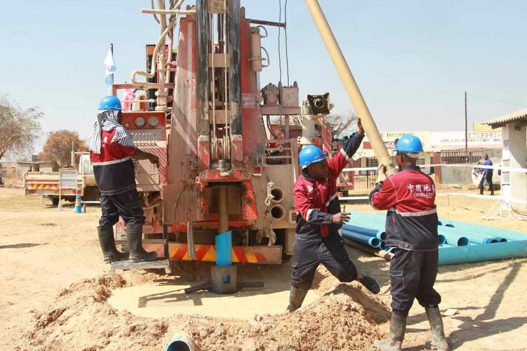 7月22日，工人在津巴布韋東馬紹納蘭省舉行的中國(guó)援津巴布韋300口水井項(xiàng)目開工儀式上鉆井。新華社發(fā)