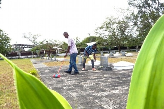 8月12日，姆薩菲里·奧馬里（右）和同事在援坦中國專家公墓打掃。