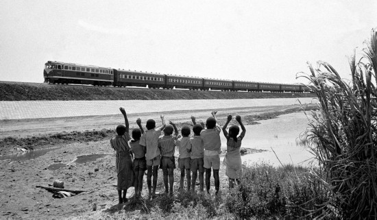 贊比亞魯西瓦西湖畔的少年兒童歡迎坦贊鐵路的列車通到他們的家鄉(xiāng)（1976年攝）。