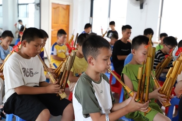 孩子們在學吹蘆笙。融水縣文化館供圖