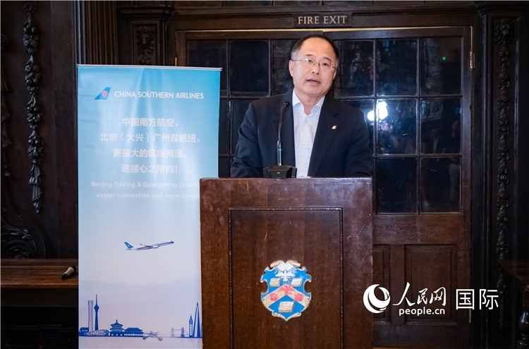 圖為中國駐倫敦旅游辦事處主任張力致辭。人民網(wǎng) 郭錦標(biāo)攝