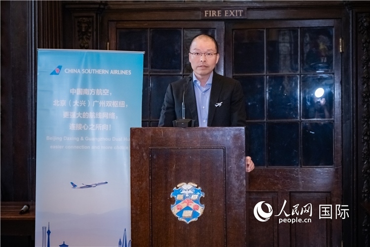 圖為中國南方航空倫敦營業(yè)部總經(jīng)理陳珂致辭。人民網(wǎng) 郭錦標(biāo)攝