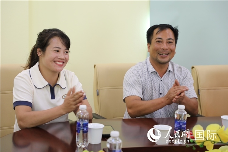 越南沙巴市黃連寄宿制民族小學(xué)老師阮氏秋姮、阮文享。人民網(wǎng)記者簡(jiǎn)承淵攝