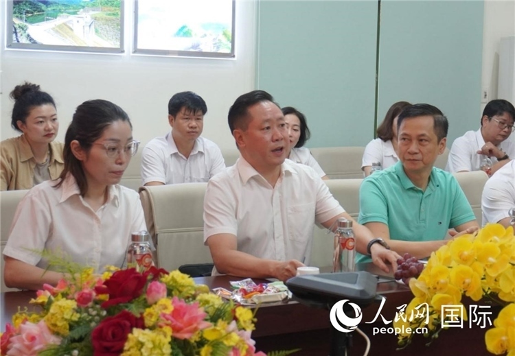 越中電力公司董事長(zhǎng)李志雄（前排左二）介紹越南電力情況。葛沙莎攝