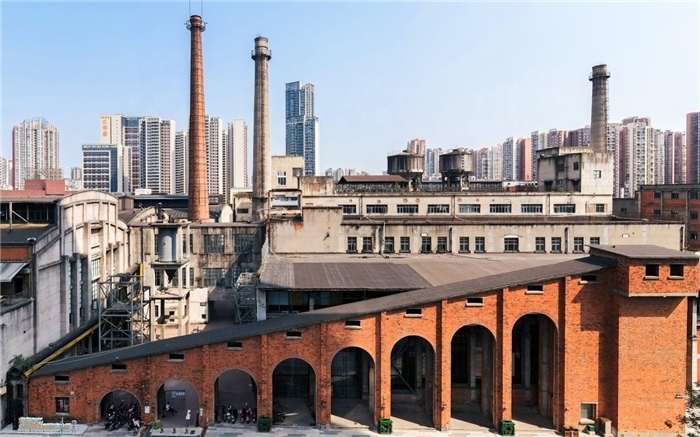 在原成都國(guó)營(yíng)紅光電子管廠舊址上改建而成的東郊記憶園區(qū)南大門(mén)。大門(mén)既保留了老工業(yè)區(qū)的風(fēng)貌，又融入了現(xiàn)代審美和創(chuàng)意，成為了園區(qū)一大亮點(diǎn)。資料圖片