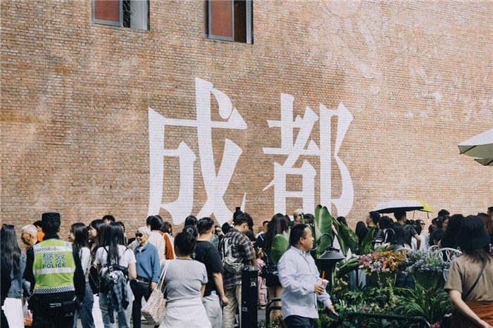 東郊記憶園區(qū)“成都?jí)Α币跃薮蟮摹俺啥肌弊謽雍酮?dú)特的藝術(shù)設(shè)計(jì)成為園區(qū)的網(wǎng)紅打卡地，吸引了眾多游客和市民前來(lái)參觀。資料圖片