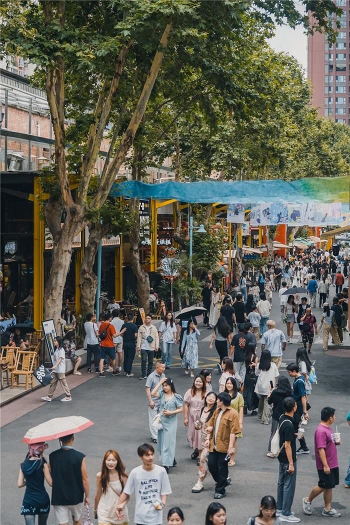 北街美食區(qū)是東郊記憶園區(qū)集美食、文化與休閑于一體的特色區(qū)域，為游客和當(dāng)?shù)鼐用裉峁┝素S富多樣的餐飲選擇。資料圖片