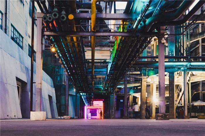 東郊記憶園區(qū)工業(yè)橫街完整地保留了園區(qū)的工業(yè)元素，如工業(yè)煙囪、動(dòng)力管廊架和水塔等，形成了園區(qū)獨(dú)特的工業(yè)風(fēng)景線。資料圖片