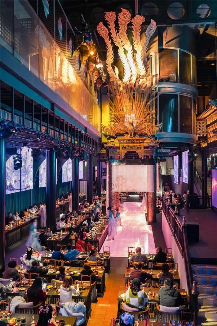 東郊記憶園區(qū)內(nèi)以蜀地文化為創(chuàng)作背景，溯源中國(guó)傳統(tǒng)宴飲儀禮打造的全景沉浸式漢文化主題餐秀。成都傳媒集團(tuán)供圖