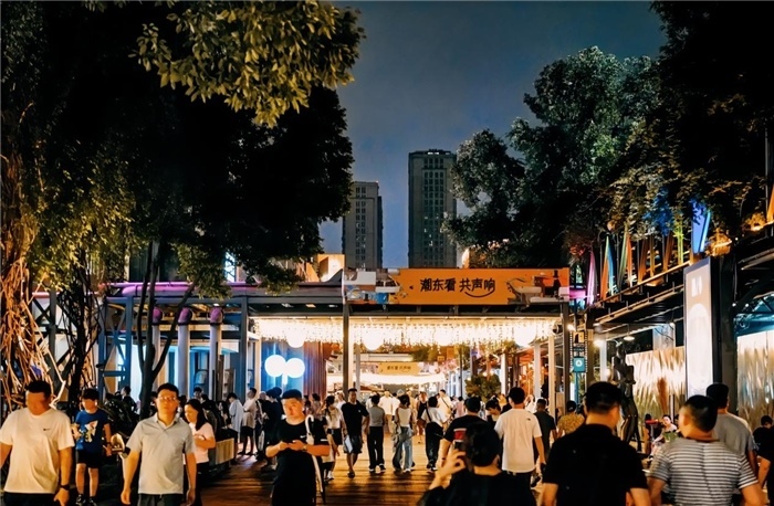 夜幕下的東郊記憶園區(qū)人流如織，熱度不減。資料圖片