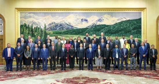  8月30日，國(guó)家副主席韓正在北京集體會(huì)見(jiàn)出席2024年國(guó)際議員友好交流論壇的各國(guó)代表。新華社記者 丁林 攝