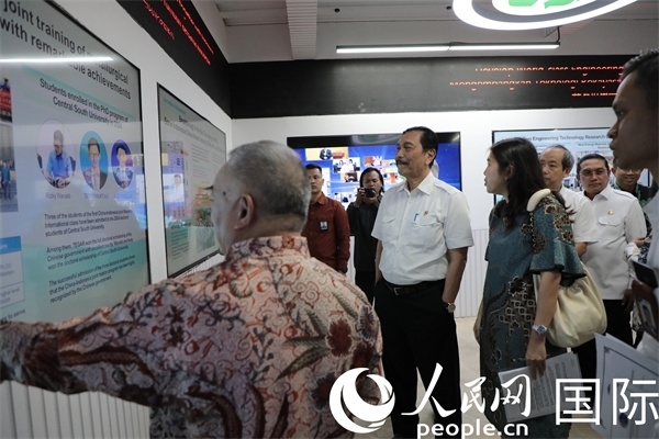 印尼對華合作牽頭人、統(tǒng)籌部長盧胡特（中）參觀中國—印尼新能源材料與冶金工程技術(shù)聯(lián)合研究實驗室。人民網(wǎng)記者曹師韻攝