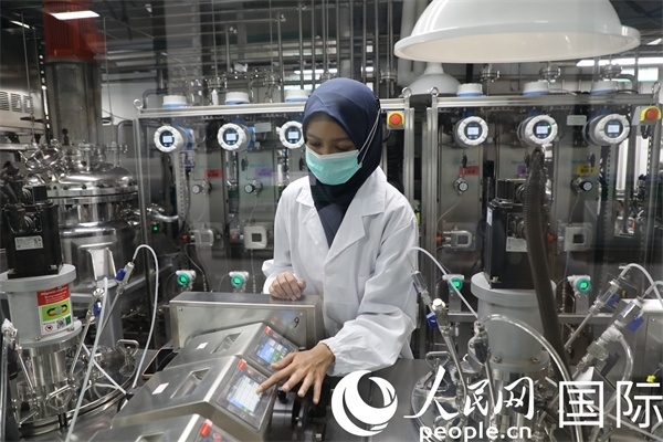 中國—印尼新能源材料與冶金工程技術(shù)聯(lián)合研究實驗室內(nèi)，研究人員正在工作。人民網(wǎng)記者曹師韻攝