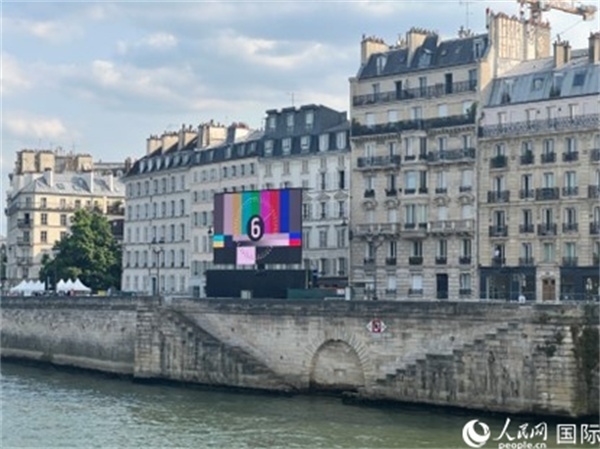 奧運會開幕式，安置在塞納河兩岸的大屏幕。人民網(wǎng)記者 何蒨攝