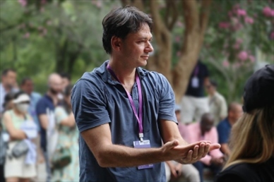 意大利逆流外交網(wǎng)站總編輯亞歷山大·比安奇學(xué)習(xí)青城太極。（李佩藺 攝）