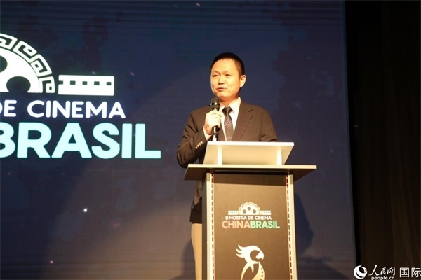 當(dāng)?shù)貢r(shí)間8月26日晚，中國(guó)駐里約總領(lǐng)館副總領(lǐng)事王尉育在第三屆中國(guó)－巴西電影展開(kāi)幕式上致辭。 人民網(wǎng)記者 陳一鳴攝