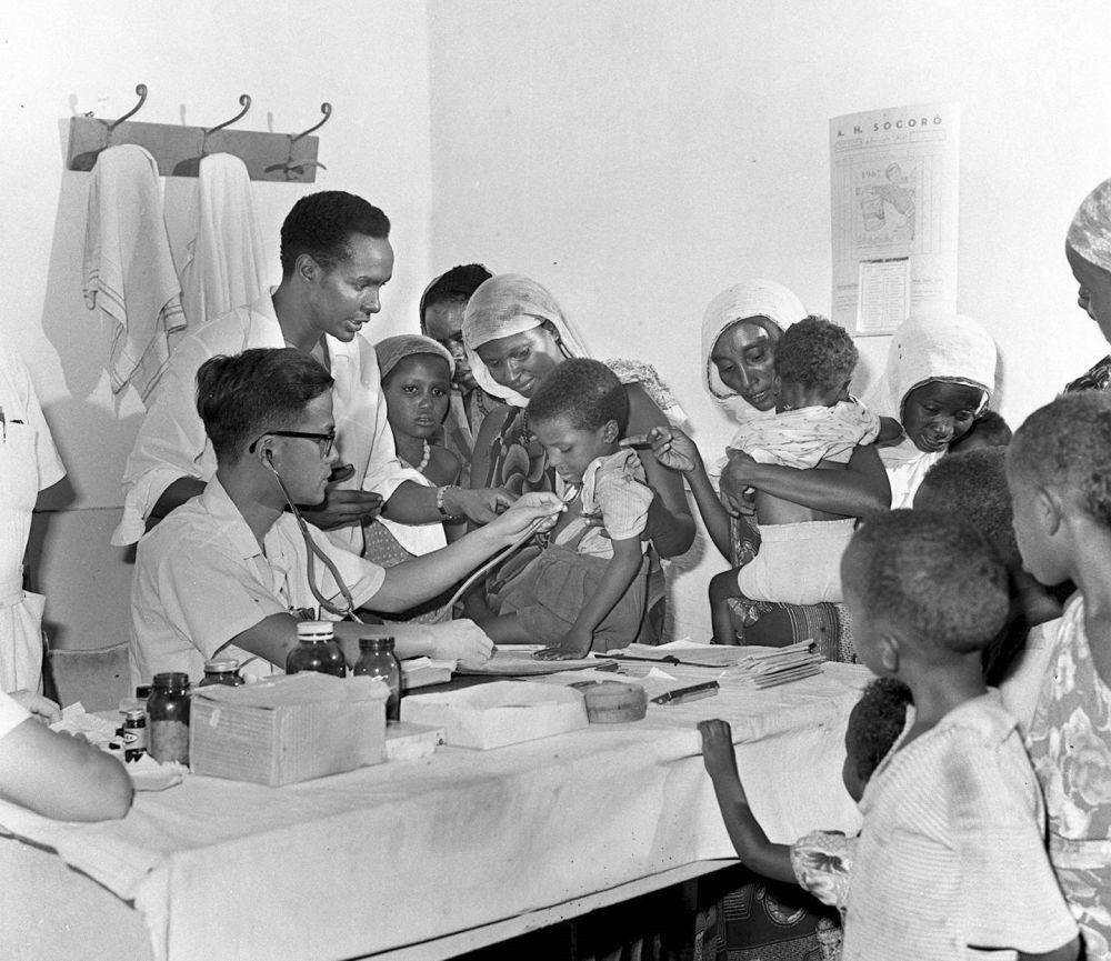 1968年4月，中國醫(yī)療隊(duì)醫(yī)生在索馬里阿弗戈依鎮(zhèn)巡回醫(yī)療時(shí)為當(dāng)?shù)貎和尾　? width=