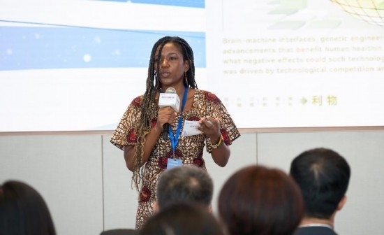 8月29日，在第二屆清華國(guó)際青年對(duì)話論壇活動(dòng)上，來(lái)自烏干達(dá)的媒體人詹尼弗·阿西姆韋分享中國(guó)之旅的感悟。新華社發(fā)（畢尚宏攝）