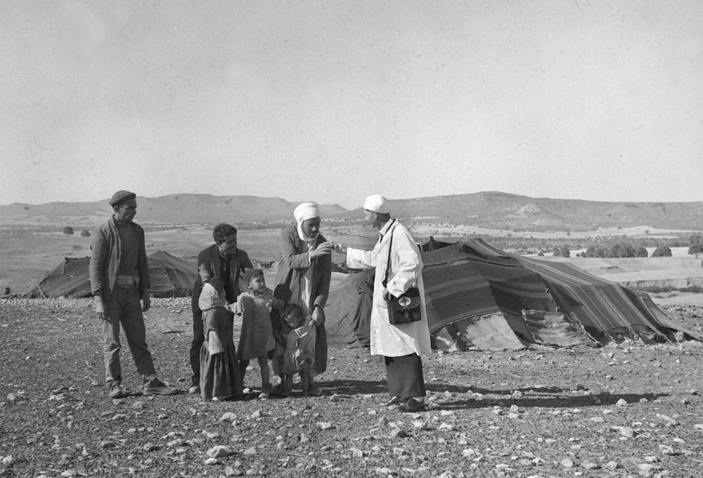 1965年，一名中國援阿爾及利亞醫(yī)療隊(duì)醫(yī)生（右一）在阿爾及利亞賽伊達(dá)省為牧民診治。