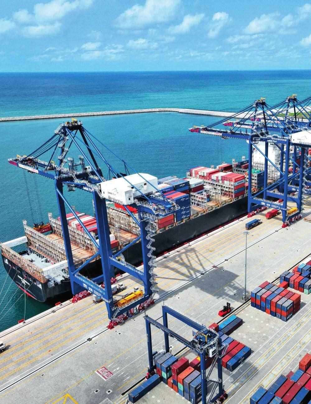 由中國(guó)港灣工程有限責(zé)任公司承建的尼日利亞萊基深水港位于中尼合作建設(shè)的拉各斯萊基自貿(mào)區(qū)內(nèi)，是尼日利亞首個(gè)現(xiàn)代化深水港和最大港口。圖為一艘貨輪在尼日利亞拉各斯萊基深水港裝卸集裝箱（2024 年 3 月 11 日攝）萊基港公司供圖
