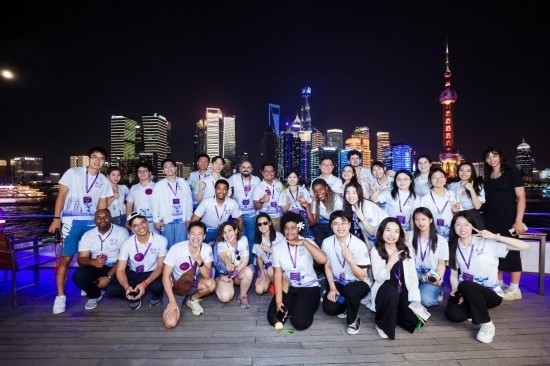 8月21日，中外青年在上海參觀時(shí)合影留念。新華社發(fā)（清華大學(xué)供圖）