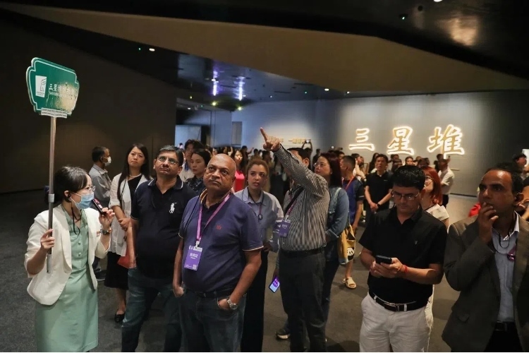 8月31日，亞洲媒體考察團參訪三星堆博物館?！吨袊?jīng)濟周刊》記者肖翊攝