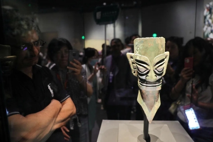 8月31日，亞洲媒體考察團參訪三星堆博物館?！吨袊?jīng)濟周刊》記者肖翊攝