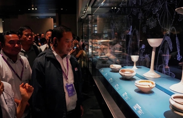 8月31日，亞洲媒體考察團參訪三星堆博物館。左一為老撾博利坎賽省新聞文化旅游廳廳長頌通·威本康?！度嗣袢請蠛Ｍ獍妗酚浾邌逃顢z