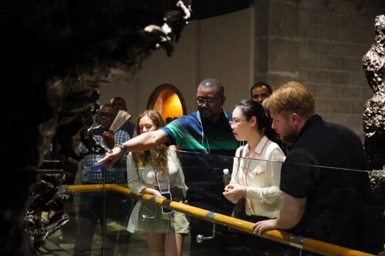 2024“一帶一路”媒體合作論壇聯(lián)合采訪調(diào)研行成員在樂(lè)山烏木文化博覽苑調(diào)研采訪。人民網(wǎng)記者 趙祖樂(lè)攝