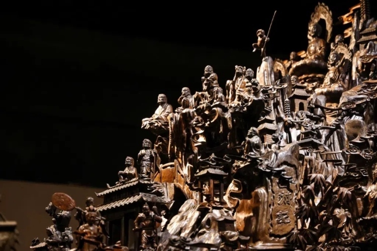 烏木博物館中展出的烏木雕刻藝術(shù)品《西游記》（局部）。本報(bào)記者 伊霄攝