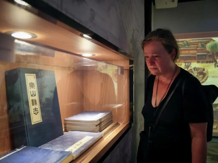 2024“一帶一路”媒體合作論壇聯(lián)合采訪調(diào)研行成員在蘇稽古鎮(zhèn)調(diào)研樂(lè)山歷史文化。本報(bào)記者 伊霄攝