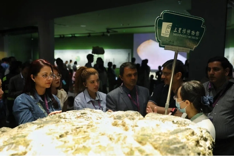 8月31日，亞洲媒體考察團參訪三星堆博物館。左一為馬來西亞《星報》首席商務(wù)官莉迪婭·王。《中國經(jīng)濟周刊》記者肖翊攝