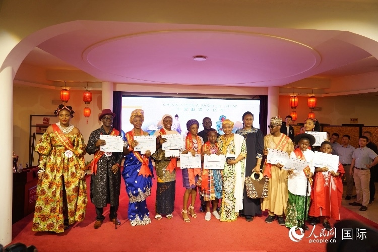 中尼服飾文化秀尼日利亞十佳模特獎(jiǎng)。人民網(wǎng)記者 姜宣攝