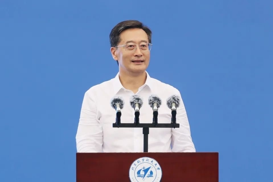 中國(guó)工程院院士、北京航空航天大學(xué)校長(zhǎng)王云鵬在2024級(jí)新生開(kāi)學(xué)典禮上講話。校方供圖