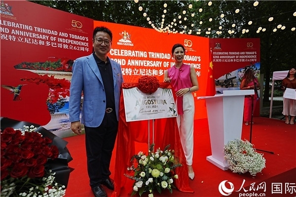 當(dāng)天的慶祝儀式上，還舉行了特多著名酒品牌安高天娜回歸中國(guó)市場(chǎng)的揭幕儀式。人民網(wǎng)記者 趙益普攝