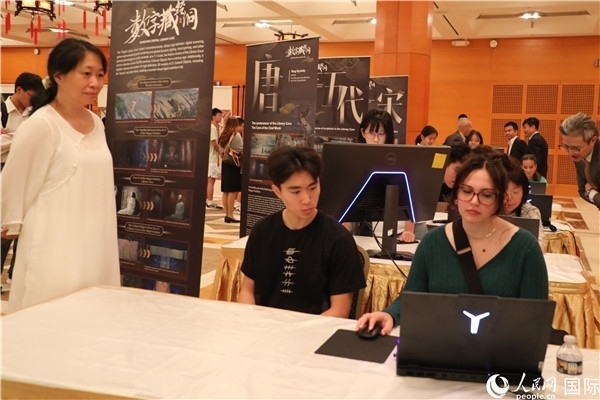 在活動現(xiàn)場，當?shù)孛癖婓w驗“數(shù)字藏經(jīng)洞”云游戲，沉浸式體驗敦煌文化。 人民網(wǎng)記者 李志偉攝