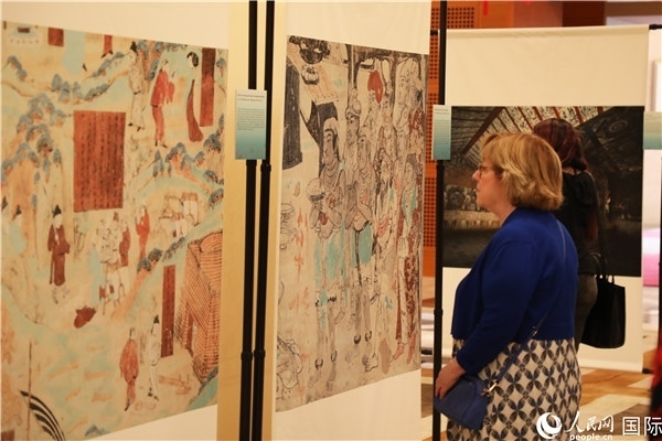 來賓在參觀敦煌高清攝影和壁畫高保真復制品。 人民網(wǎng)記者 李志偉攝