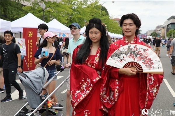 5、當(dāng)?shù)厝A僑華人身穿漢服參加文化節(jié)。 人民網(wǎng)記者 李志偉攝
