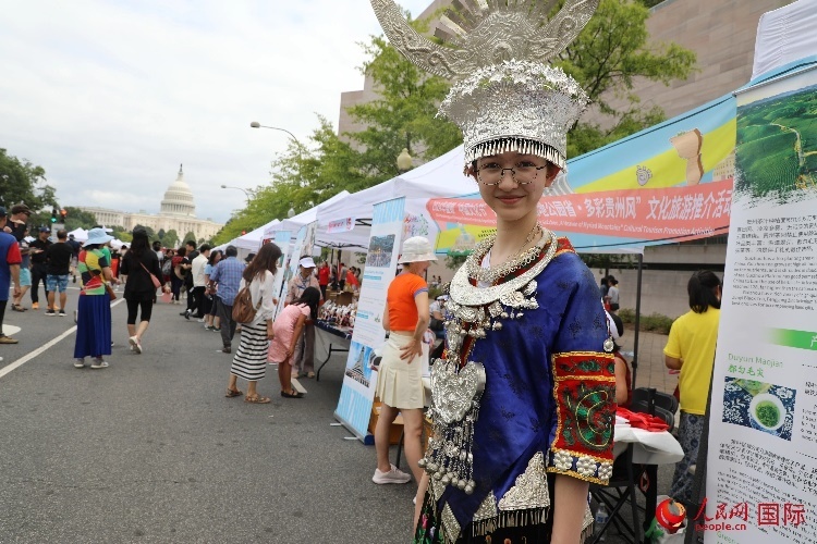 在第22屆美國(guó)華盛頓“中國(guó)文化節(jié)”上，一名當(dāng)?shù)孛癖娚泶┲袊?guó)少數(shù)民族服飾。人民網(wǎng)記者 李志偉攝