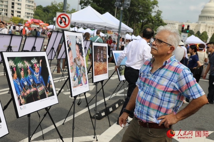 80余幅貴州主題攝影圖片展示了貴州文旅魅力。人民網(wǎng)記者 李志偉攝