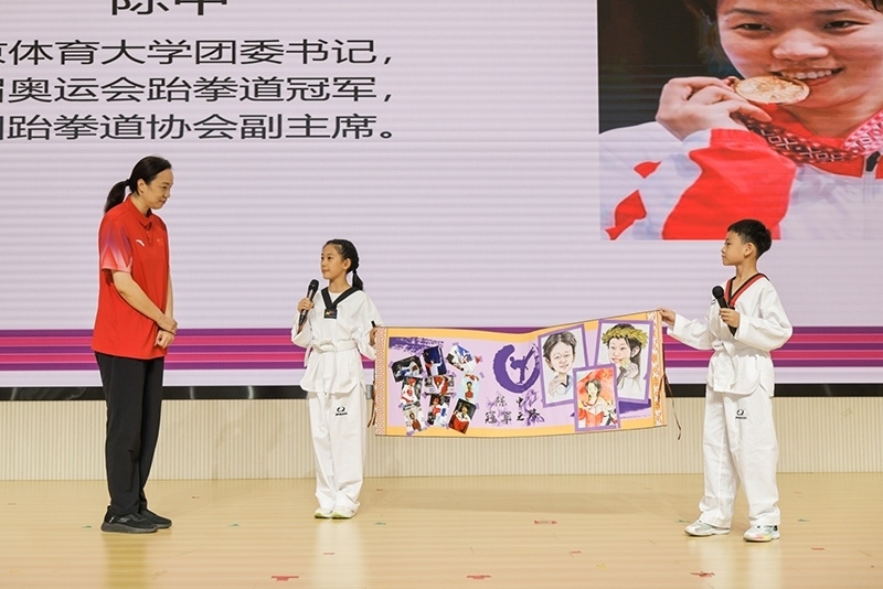 兩位學(xué)生小記者對(duì)話陳中老師。學(xué)校供圖