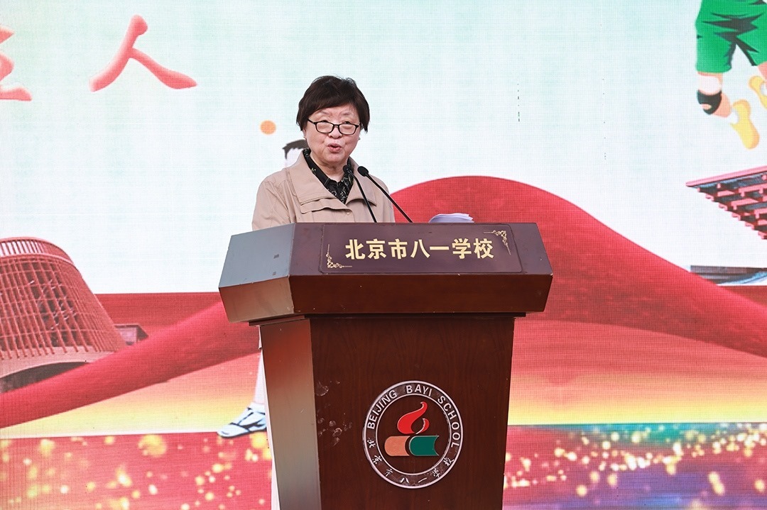 蘇東林院士講授開(kāi)學(xué)第一課。校方供圖