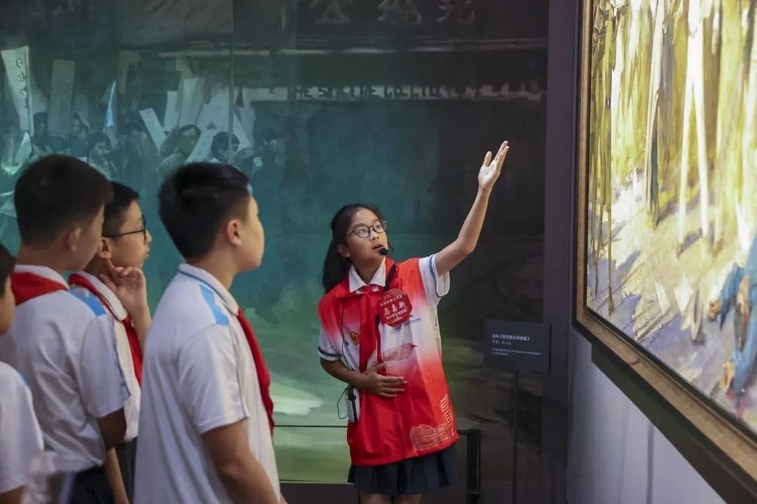 同學(xué)們觀賞不同革命場景及烈士形象的藝術(shù)作品。徐匯區(qū)總工會供圖