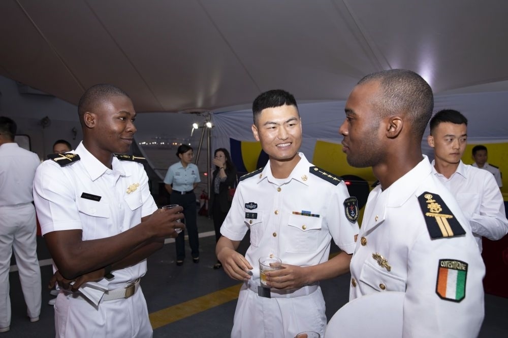 2023年6月25日，中國和科特迪瓦雙方官兵在南寧艦舉辦的甲板招待會上交流。中國海軍第43批護航編隊22日抵達科特迪瓦經(jīng)濟首都阿比讓，開始對科特迪瓦為期4天的友好訪問。