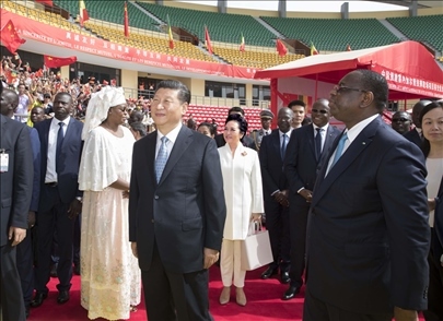 2018年7月22日，國(guó)家主席習(xí)近平在達(dá)喀爾同時(shí)任塞內(nèi)加爾總統(tǒng)薩勒共同出席塞內(nèi)加爾競(jìng)技摔跤場(chǎng)項(xiàng)目移交儀式。新華社記者 王曄 攝