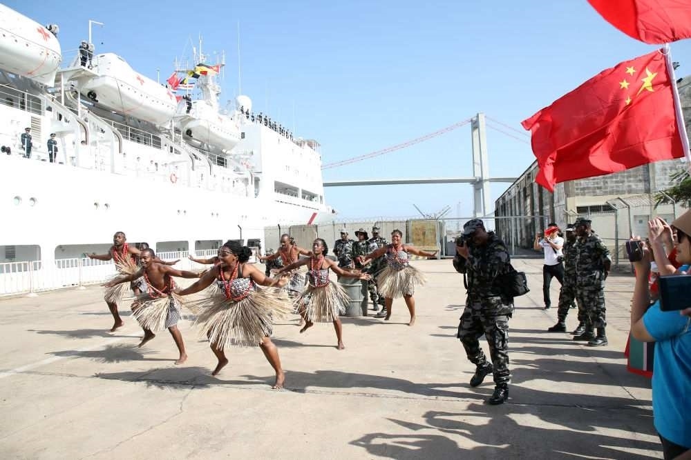 2024年8月16日，在莫桑比克馬普托港，當(dāng)?shù)匮輪T表演舞蹈，歡送中國海軍“和平方舟”號醫(yī)院船。