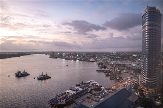 這是2023年12月29日拍攝的日出時(shí)分的坦桑尼亞達(dá)累斯薩拉姆港。新華社記者 王冠森 攝