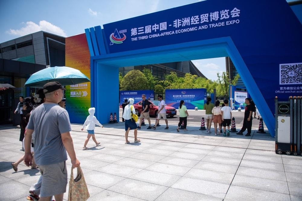 △2023年7月，在湖南長(zhǎng)沙國(guó)際會(huì)展中心，觀(guān)眾進(jìn)入中非經(jīng)貿(mào)博覽會(huì)展會(huì)現(xiàn)場(chǎng)。