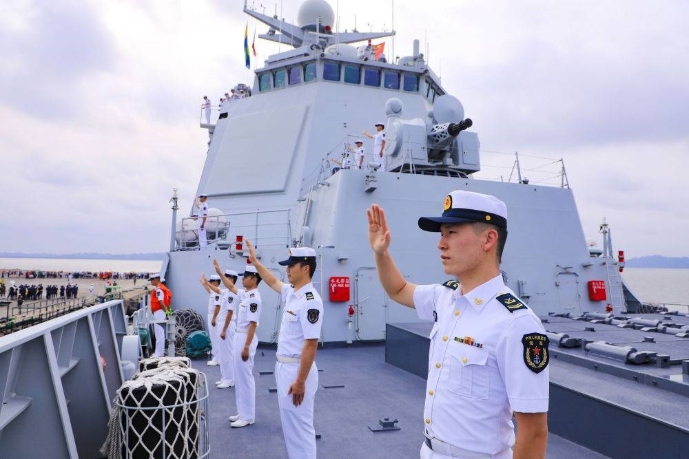 2023年7月8日，中國海軍第43批護航編隊官兵向加蓬利伯維爾奧文多港碼頭的歡迎人群揮手致意。中國海軍第43批護航編隊抵達加蓬利伯維爾，開始對加蓬進行為期4天的友好訪問。